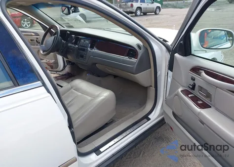 2009 Lincoln Town Car Signature Limited from USA, damaged, VIN 2LNHM82V09X633512